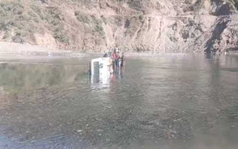 Accident In Himachal: खड्ड में बने वैकल्पिक मार्ग से गुजरते अचानक बढ़ा पानी का स्तर! बोलेरो पलटी, मची चीख-पुकार