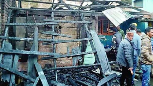 Himachal News Alert: जब बाजार के बीचो-बीच मकान में भड़की आग! मची अफरा-तफरी, लोगों ने करोड़ों की संपत्ति को जलने से बचाया Himachal News Alert: जब बाजार के बीचो-बीच मकान में भड़की आग! मची अफरा-तफरी, लोगों ने करोड़ों की संपत्ति को जलने से बचाया