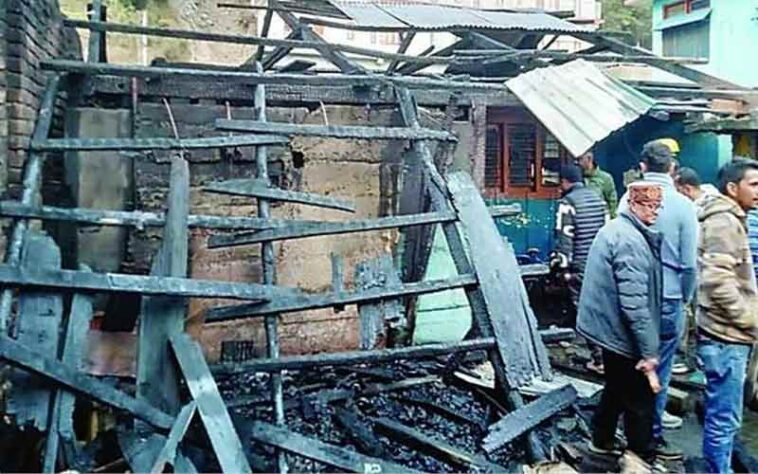 Himachal News Alert: जब बाजार के बीचो-बीच मकान में भड़की आग! मची अफरा-तफरी, लोगों ने करोड़ों की संपत्ति को जलने से बचाया