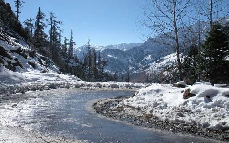 Himachal Weather: सड़कों पर जमने लगा पानी! फिसलन बढ़ी, 15 शहरों का तापमान 10 डिग्री सेल्सियस से कम