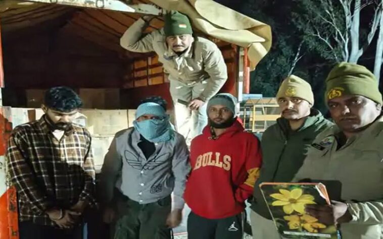 Himachal Crime News: जीप में चोरी-छिपे हो रही थी शराब की बड़ी सप्लाई! पुलिस ने पकड़ी 105 पेटियां Himachal Crime News: जीप में चोरी-छिपे हो रही थी शराब की बड़ी सप्लाई! पुलिस ने पकड़ी 105 पेटियां
