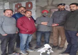 Himachal Crime News: एसटीएफ टीम को देखकर घबराया व्यक्ति! पकड़ कर ली तलाशी, बरामद हुई 1.950 किलोग्राम…..