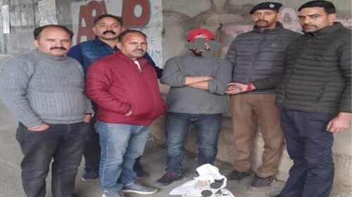 Himachal Crime News: एसटीएफ टीम को देखकर घबराया व्यक्ति! पकड़ कर ली तलाशी, बरामद हुई 1.950 किलोग्राम…..