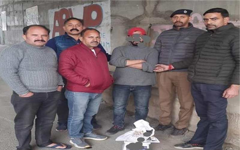 Himachal Crime News: एसटीएफ टीम को देखकर घबराया व्यक्ति! पकड़ कर ली तलाशी, बरामद हुई 1.950 किलोग्राम…..