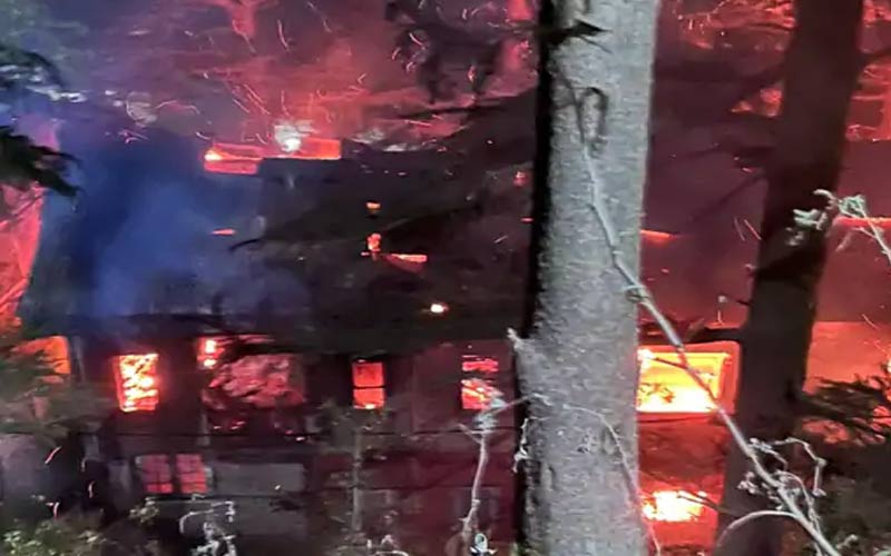 Himachal News Alert: भीषण अग्निकांड से जलकर राख हुआ मकान! लाखों की संपत्ति को नुकसान