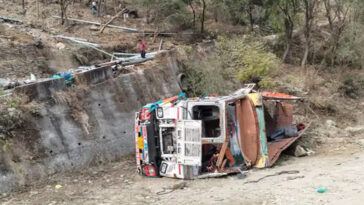 Accident In Himachal: बेकाबू होकर सड़क पर पलटा सोलर प्लांट का सामान लेकर जा रहा ट्रक! ड्राइवर की हालत गंभीर, अस्पताल में भर्ती