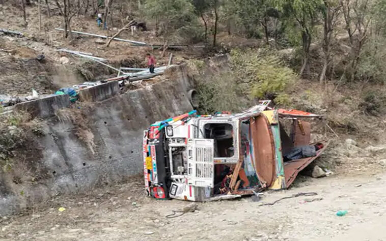 Accident In Himachal: बेकाबू होकर सड़क पर पलटा सोलर प्लांट का सामान लेकर जा रहा ट्रक! ड्राइवर की हालत गंभीर, अस्पताल में भर्ती
