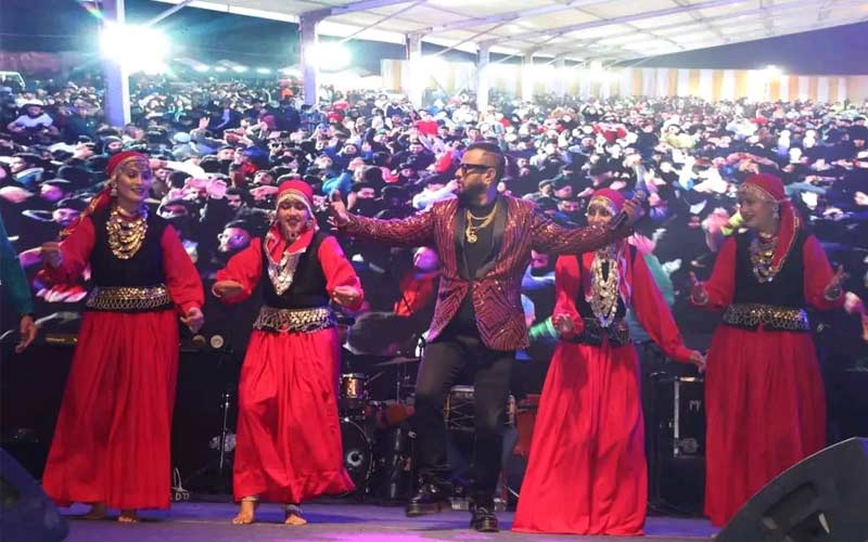 Kangra Valley Carnival: “पहाड़ी स्टार नाइट” पर देखने को मिली संगीत और नृत्य की अनुपम छटा! कुलदीप शर्मा की नाटियों पर झूमे दर्शक