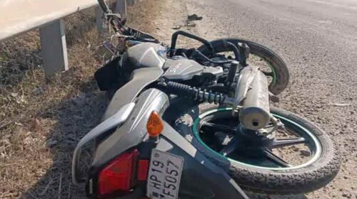 Accident In Himachal: गाड़ी ने बाइक को बुरी तरह रौंदा! युवक ने गवाई जान, चालक फरार Accident In Himachal: गाड़ी ने बाइक को बुरी तरह रौंदा! युवक ने गवाई जान, चालक फरार