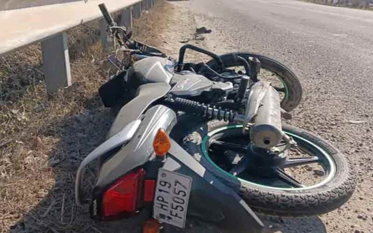 Accident In Himachal: गाड़ी ने बाइक को बुरी तरह रौंदा! युवक ने गवाई जान, चालक फरार Accident In Himachal: गाड़ी ने बाइक को बुरी तरह रौंदा! युवक ने गवाई जान, चालक फरार