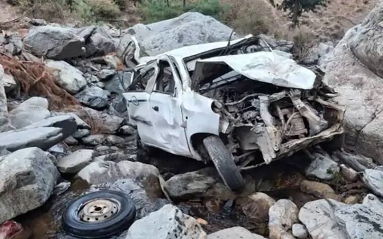 Accident In Himachal: बेकाबू होकर खाई में गिरी कार! व्यक्ति की मौत तो तीन की हालत गंभीर