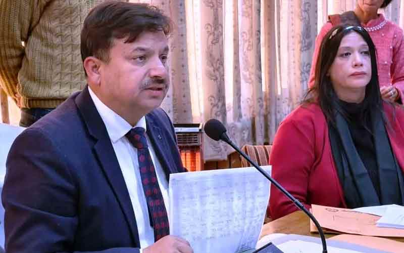 Himachal News: डीसी ने कानूनगो पटवारी को लगाई लेटलतीफी पर फटकार! अब नहीं किया काम तो होगी कार्रवाई