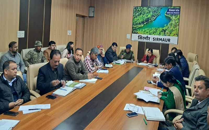 Sirmour News: बर्फबारी और हिमस्खलन को लेकर जिला प्रशासन तैयार! डीसी ने दिए निर्देश, चूडधार यात्रा पर रोक