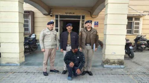 Paonta Sahib: जैकेट की जेब में चिट्टा छिपा कर ले जा रहा था तस्कर! पुलिस ने ऐसे दबोचा