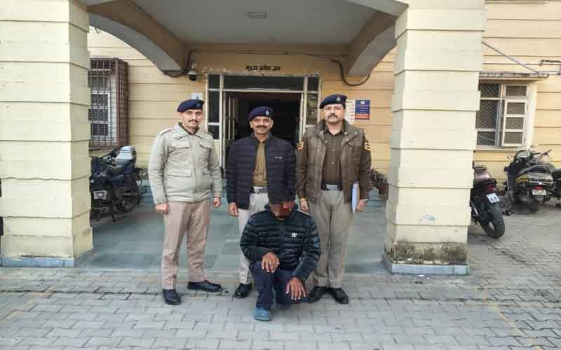 Paonta Sahib: जैकेट की जेब में चिट्टा छिपा कर ले जा रहा था तस्कर! पुलिस ने ऐसे दबोचा