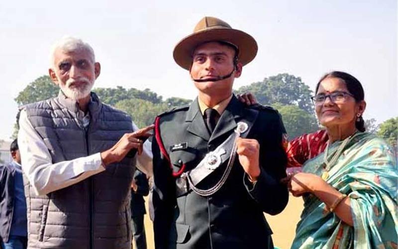 Achievement: पिता ने ट्रक चलाकर बेटे को पढ़ाया! अब भारतीय सेना में लेफ्टिनेंट बना आदित्य