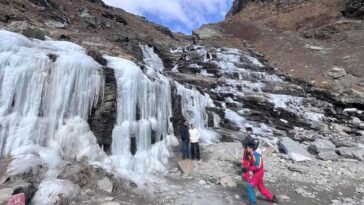 Himachal Weather: हिमाचल में ठंड का कहर! नाले-झरने जमे, आज इन जिलों में कोहरे की चेतावनी