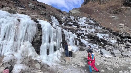 Himachal Weather: हिमाचल में ठंड का कहर! नाले-झरने जमे, आज इन जिलों में कोहरे की चेतावनी
