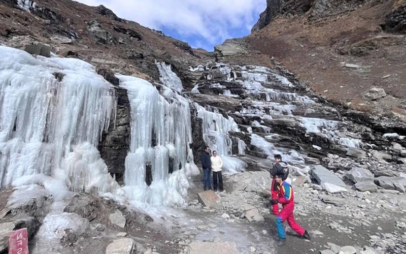 Himachal Weather: हिमाचल में ठंड का कहर! नाले-झरने जमे, आज इन जिलों में कोहरे की चेतावनी