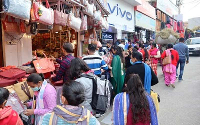 HP News: नववर्ष के चलते बाजारों में सेल लगाने की अनुमति! 31 दिसंबर को देर रात तक खुले रह सकेंगे शराब लाइसेंसी प्रतिष्ठान