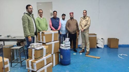 Himachal Latest News: 14 साल पहले बंद हुई फैक्ट्री में चल रहा था दवाइयों का निर्माण! लाखों रुपये की गोलियां और कैप्सूल पकड़े