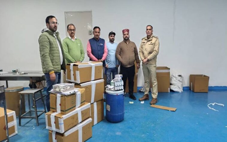 Himachal Latest News: 14 साल पहले बंद हुई फैक्ट्री में चल रहा था दवाइयों का निर्माण! लाखों रुपये की गोलियां और कैप्सूल पकड़े