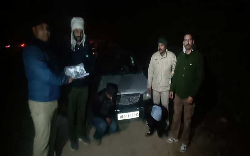 Sirmour News: गाड़ी के डैशबोर्ड से पकड़े नशीले कैप्सूल! दो युवक काबू