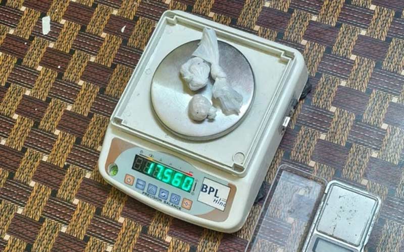 Himachal Crime News: पुलिस ने दो घरों में मारा छापा! चिट्टे के साथ तीन काबू, जले नोट और सीरिंज भी पकड़ी