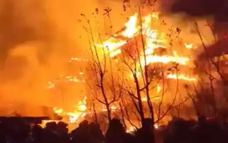 Himachal News Alert: भीषण अग्निकांड से तीन लकड़ी के मकान जलकर राख! गांव में मची अफरा-तफरी