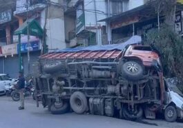 Accident In Himachal: हिमाचल में बेकाबू हुआ ट्रक! सड़क पर पलटा, चपेट में आने से तीन वाहन क्षतिग्रस्त