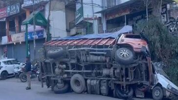 Accident In Himachal: हिमाचल में बेकाबू हुआ ट्रक! सड़क पर पलटा, चपेट में आने से तीन वाहन क्षतिग्रस्त