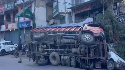 Accident In Himachal: हिमाचल में बेकाबू हुआ ट्रक! सड़क पर पलटा, चपेट में आने से तीन वाहन क्षतिग्रस्त