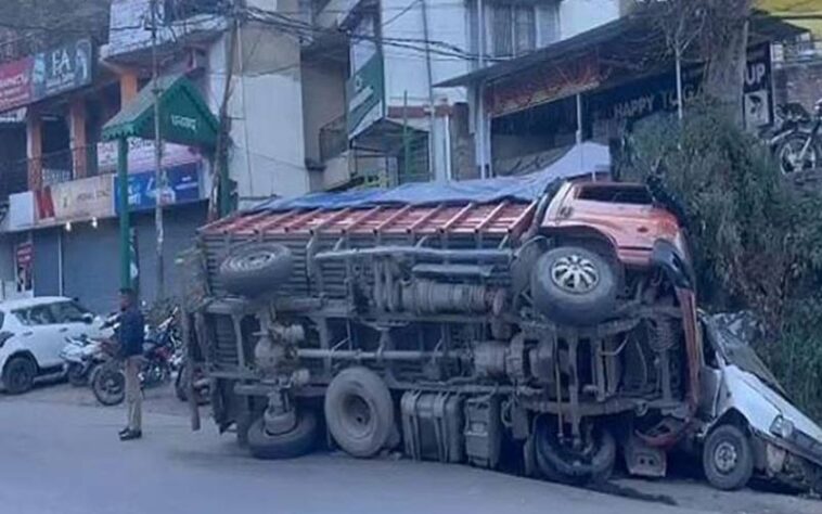 Accident In Himachal: हिमाचल में बेकाबू हुआ ट्रक! सड़क पर पलटा, चपेट में आने से तीन वाहन क्षतिग्रस्त Accident In Himachal: हिमाचल में बेकाबू हुआ ट्रक! सड़क पर पलटा, चपेट में आने से तीन वाहन क्षतिग्रस्त