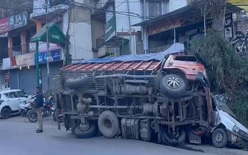 Accident In Himachal: हिमाचल में बेकाबू हुआ ट्रक! सड़क पर पलटा, चपेट में आने से तीन वाहन क्षतिग्रस्त