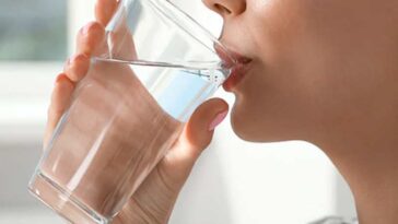 Winter Season: क्या सर्दियों में आप भी पी रहे कम पानी तो हो जाएं सावधान! डिहाइड्रेशन का रिस्क, हो सकती हैं कई बीमारियां