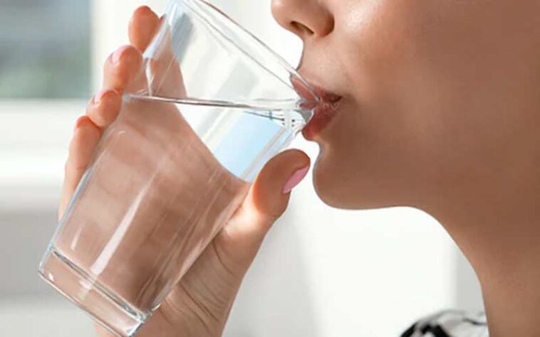 Winter Season: क्या सर्दियों में आप भी पी रहे कम पानी तो हो जाएं सावधान! डिहाइड्रेशन का रिस्क, हो सकती हैं कई बीमारियां