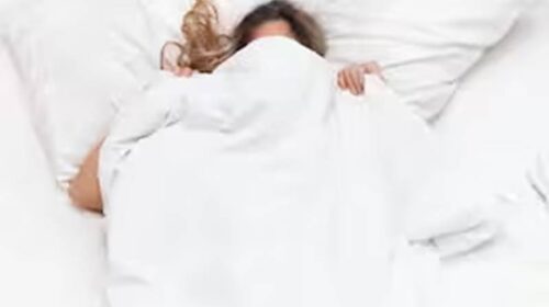 Winter Season: क्या आप भी सर्दियों में मुंह ढककर सोते है! तो हो जाए सावधान, ऑक्सीजन घटने से लेकर सेहत को हो सकते हैं यह बड़े नुकसान Winter Season: क्या आप भी सर्दियों में मुंह ढककर सोते है! तो हो जाए सावधान, ऑक्सीजन घटने से लेकर सेहत को हो सकते हैं यह बड़े नुकसान