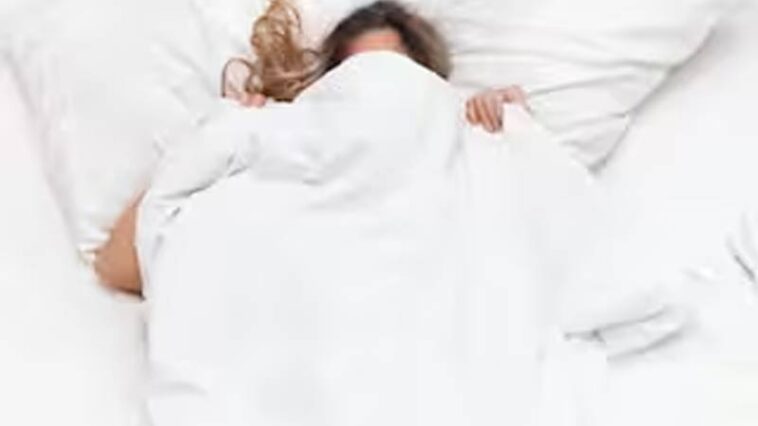 Winter Season: क्या आप भी सर्दियों में मुंह ढककर सोते है! तो हो जाए सावधान, ऑक्सीजन घटने से लेकर सेहत को हो सकते हैं यह बड़े नुकसान