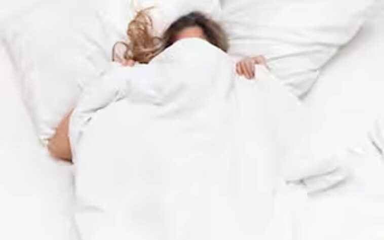 Winter Season: क्या आप भी सर्दियों में मुंह ढककर सोते है! तो हो जाए सावधान, ऑक्सीजन घटने से लेकर सेहत को हो सकते हैं यह बड़े नुकसान Winter Season: क्या आप भी सर्दियों में मुंह ढककर सोते है! तो हो जाए सावधान, ऑक्सीजन घटने से लेकर सेहत को हो सकते हैं यह बड़े नुकसान