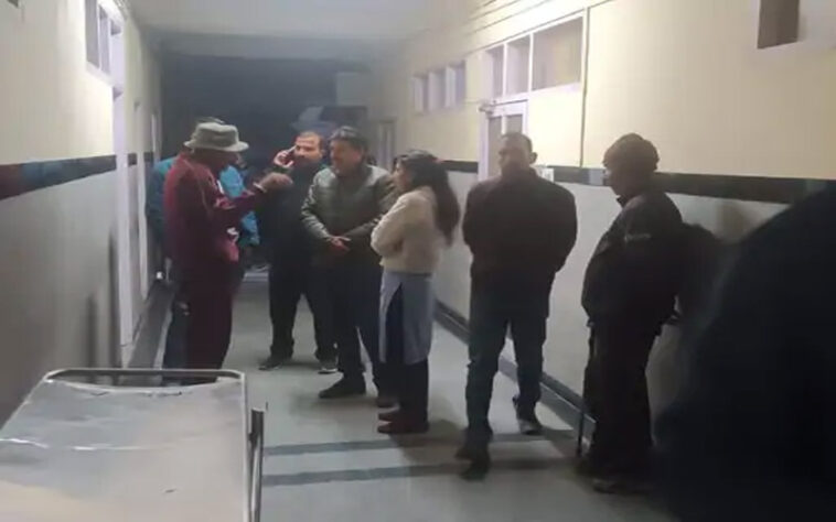 दुखद: खाई में गिरकर घायल हुई महिला! दो स्वास्थ्य संस्थानों में नहीं मिले डॉक्टर, इलाज के अभाव में तोड़ा दम दुखद: खाई में गिरकर घायल हुई महिला! दो स्वास्थ्य संस्थानों में नहीं मिले डॉक्टर, इलाज के अभाव में तोड़ा दम