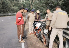 Accident In Himachal: मंदिर में दर्शन करने जा रहे पंजाब के युवकों की बाइक हादसे का शिकार! एक ने गवाई जान तो दूसरे की हालत भी गंभीर