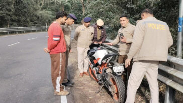 Accident In Himachal: मंदिर में दर्शन करने जा रहे पंजाब के युवकों की बाइक हादसे का शिकार! एक ने गवाई जान तो दूसरे की हालत भी गंभीर