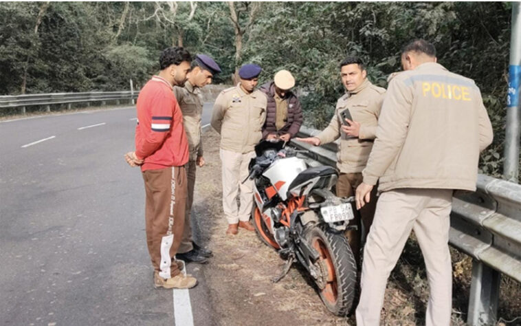Accident In Himachal: मंदिर में दर्शन करने जा रहे पंजाब के युवकों की बाइक हादसे का शिकार! एक ने गवाई जान तो दूसरे की हालत भी गंभीर Accident In Himachal: मंदिर में दर्शन करने जा रहे पंजाब के युवकों की बाइक हादसे का शिकार! एक ने गवाई जान तो दूसरे की हालत भी गंभीर