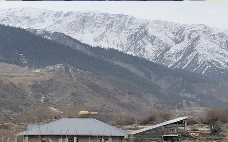 Himachal Weather: हिमाचल में फिर बदला मौसम! ऊंची चोटियों पर गिरे बर्फ के फाहे, मैदानों में छाया कोहरा…