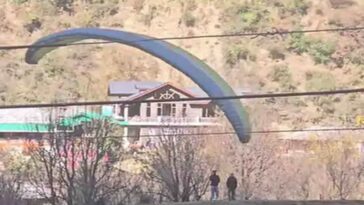 Himachal News : पैराग्लाइडर हादसे का शिकार! 80 फीट की ऊंचाई से गिरा पर्यटक, हालत गंभीर