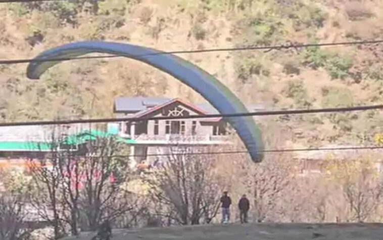 Himachal News : पैराग्लाइडर हादसे का शिकार! 80 फीट की ऊंचाई से गिरा पर्यटक, हालत गंभीर Himachal News : पैराग्लाइडर हादसे का शिकार! 80 फीट की ऊंचाई से गिरा पर्यटक, हालत गंभीर
