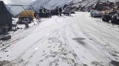 Snowfall In Himachal: हिमाचल में बदला मौसम! ऊंची चोटियों पर गिरे बर्फ के फाहे, बढ़ा ठंड का कहर Snowfall In Himachal: हिमाचल में बदला मौसम! ऊंची चोटियों पर गिरे बर्फ के फाहे, बढ़ा ठंड का कहर