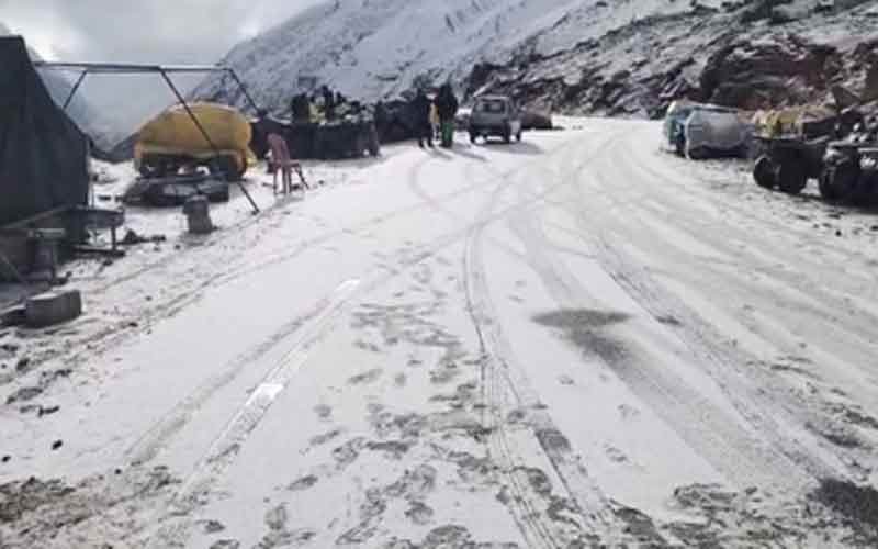 Snowfall In Himachal: हिमाचल में बदला मौसम! ऊंची चोटियों पर गिरे बर्फ के फाहे, बढ़ा ठंड का कहर
