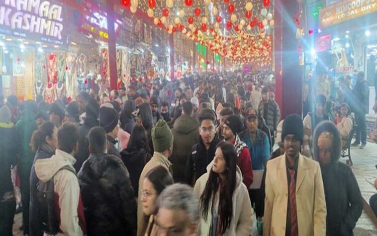 नव वर्ष के स्वागत को हिमाचल तैयार: मनाली-शिमला में उमड़ेंगे लाखों टूरिस्ट! होटल पैक, ट्रेन-फ्लाइट बुकिंग फुल