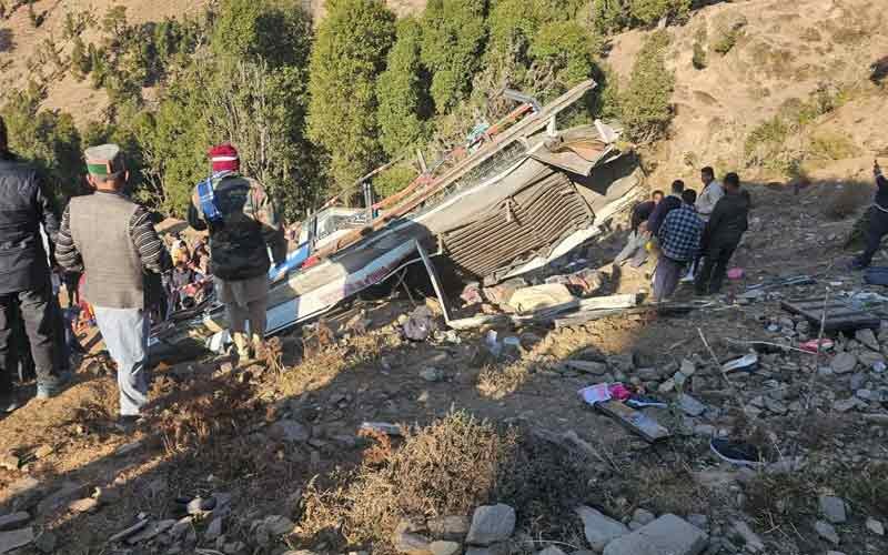 दुखद: बस हादसे में अब तक 12 लोगों की मौत! घायलों का अस्पताल में चल रहा इलाज, सीएम ने जताया शोक